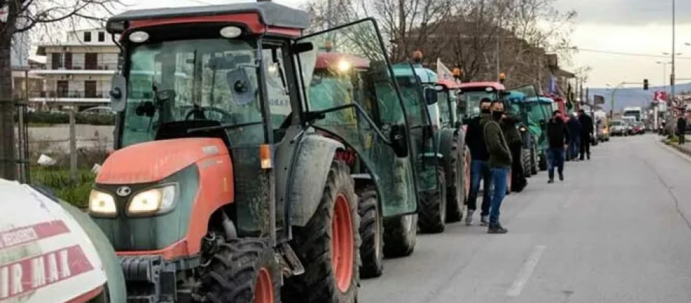 Αγροτικές κινητοποιήσεις: Απέκλεισαν το κτίριο της Περιφέρειας Δυτικής Μακεδονίας τα τρακτέρ - Άνοιξαν τα διόδια